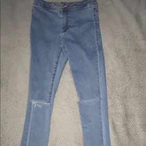 Hey guys!! I’m selling Zara brand new jeans!!